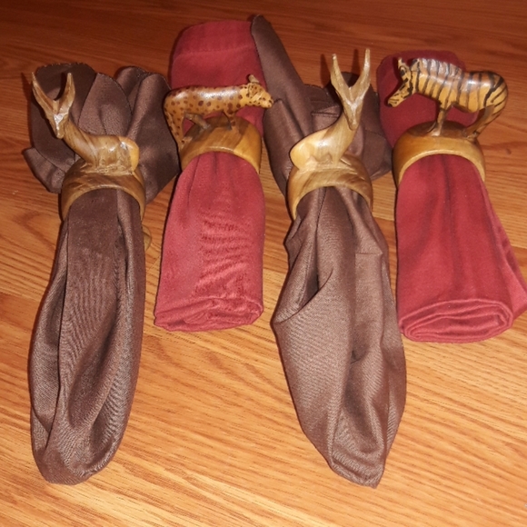Other - 4 Wooden Safari napkin rings and cloth napkins